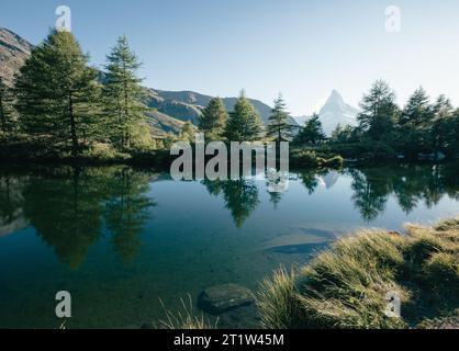 Dintorni panoramici con la famosa vetta del Cervino nella valle alpina. Popolare attrazione turistica. Scena drammatica e pittoresca. Ubicazione Place Swiss alp Foto Stock