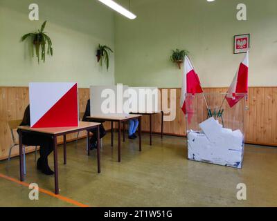 BYTOM, POLONIA - 15 OTTOBRE 2023: I cittadini votano alle elezioni parlamentari locali (in polacco: Wybory Parlametarne) in Polonia. Foto Stock