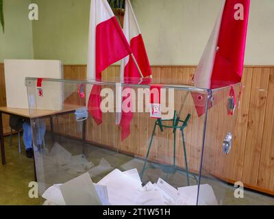 BYTOM, POLONIA - 15 OTTOBRE 2023: Seggi elettorali presso il collegio elettorale locale nelle elezioni parlamentari (polacco: Wybory Parlametarne) in Polonia. Foto Stock