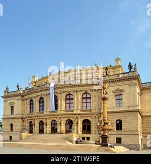 PRAGA, REPUBBLICA CECA - 14 APRILE 2022: Sala concerti Rudolfinum (Dvorak) a Praga contro un cielo azzurro Foto Stock