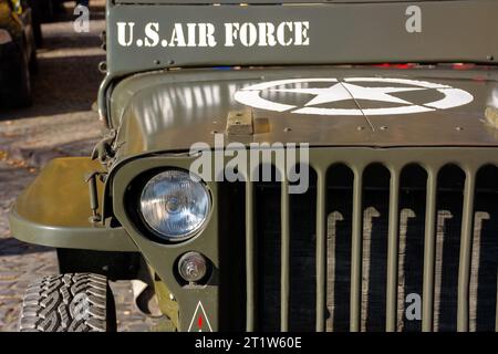 uzhgorod, ucraina - 31 ottobre 2021: primo piano della griglia di un veicolo militare e dei fari. una vecchia jeep dell'aeronautica militare con una stella sul cofano Foto Stock