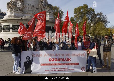 Parigi, Francia. 15 ottobre 2023. Raduno della diaspora turca che chiede il rilascio dell'avvocato CAN Atalay eletto dal Partito dei lavoratori turchi (TIP) nelle elezioni legislative del 15 ottobre 2023 a Place de la République a Parigi, in Francia. Crediti: Bernard Menigault/Alamy Live News. Foto Stock