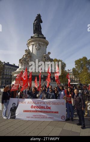 Parigi, Francia. 15 ottobre 2023. Raduno della diaspora turca che chiede il rilascio dell'avvocato CAN Atalay eletto dal Partito dei lavoratori turchi (TIP) nelle elezioni legislative del 15 ottobre 2023 a Place de la République a Parigi, in Francia. Crediti: Bernard Menigault/Alamy Live News. Foto Stock