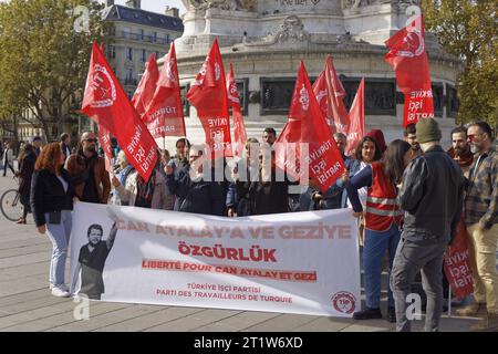 Parigi, Francia. 15 ottobre 2023. Raduno della diaspora turca che chiede il rilascio dell'avvocato CAN Atalay eletto dal Partito dei lavoratori turchi (TIP) nelle elezioni legislative del 15 ottobre 2023 a Place de la République a Parigi, in Francia. Crediti: Bernard Menigault/Alamy Live News. Foto Stock