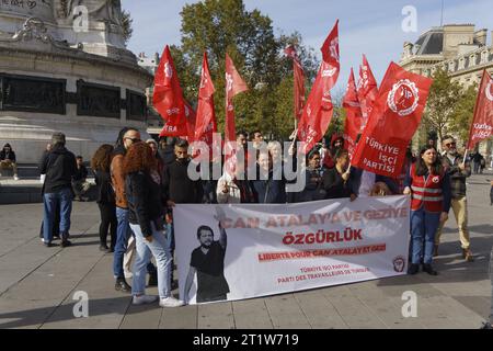 Parigi, Francia. 15 ottobre 2023. Raduno della diaspora turca che chiede il rilascio dell'avvocato CAN Atalay eletto dal Partito dei lavoratori turchi (TIP) nelle elezioni legislative del 15 ottobre 2023 a Place de la République a Parigi, in Francia. Crediti: Bernard Menigault/Alamy Live News. Foto Stock