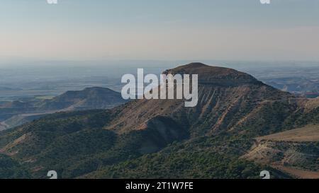 Vista del paesaggio del deserto nero di Bardena Negra o Bardena delle Bardenas Reales con vegetazione, Navarra, Spagna Foto Stock