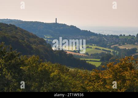 Il monumento a William Tyndale sorge sopra il villaggio di North Nible, nel Gloucestershire Foto Stock