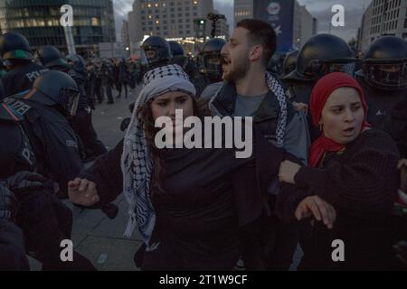 Berlino, Germania. 15 ottobre 2023. Domenica pomeriggio, 15 ottobre 2023, circa 1.000 manifestanti pro-palestinesi si sono riuniti a Potsdamer Platz a Berlino nonostante il divieto di tali assemblee. La polizia ha tentato di disperdere la folla, esortando i partecipanti ad andarsene. Una veglia con circa 50 partecipanti fu inizialmente registrata e approvata a Potsdamer Platz. Tuttavia, i manifestanti filo-palestinesi avrebbero "dirottato” questo evento. Crediti: ZUMA Press, Inc./Alamy Live News Foto Stock