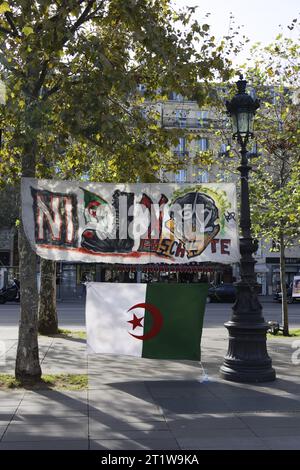 Parigi, Francia. 15 ottobre 2023. Raduno della diaspora algerina contro il sistema politico-militare algerino con lo schieramento di striscioni il 15 ottobre 2023 a Place de la République a Parigi, in Francia. Crediti: Bernard Menigault/Alamy Live News. Foto Stock