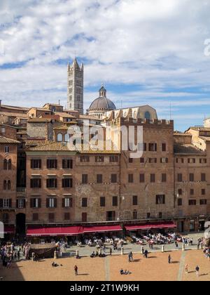 Vista del campanile del Duomo di Siena sugli edifici de il campo Foto Stock