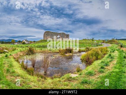 L'immagine è della rovina del XII secolo della fortezza di Castle Roy vicino al villaggio di Nethy Bridge costruita e una volta occupata dal Clan Comyn e dal Clan Grant Foto Stock