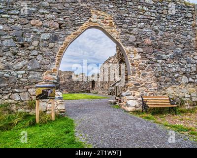 L'immagine è della rovina del XII secolo della fortezza di Castle Roy vicino al villaggio di Nethy Bridge costruita e una volta occupata dal Clan Comyn e dal Clan Grant Foto Stock