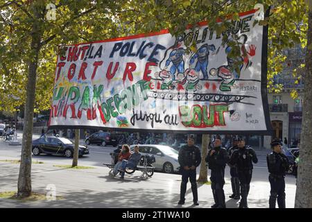 Parigi, Francia. 15 ottobre 2023. Raduno della diaspora algerina contro il sistema politico-militare algerino con lo schieramento di striscioni il 15 ottobre 2023 a Place de la République a Parigi, in Francia. Crediti: Bernard Menigault/Alamy Live News. Foto Stock