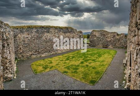 L'immagine è della rovina del XII secolo della fortezza di Castle Roy vicino al villaggio di Nethy Bridge costruita e una volta occupata dal Clan Comyn e dal Clan Grant Foto Stock