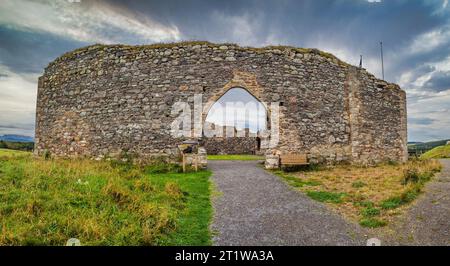 L'immagine è della rovina del XII secolo della fortezza di Castle Roy vicino al villaggio di Nethy Bridge costruita e una volta occupata dal Clan Comyn e dal Clan Grant Foto Stock