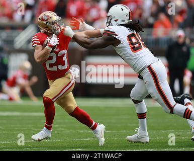 Cleveland, Stati Uniti. 15 ottobre 2023. ZaDarius Smith (99) di Cleveland Brown afferra la maschera facciale del running back dei San Francisco 49ers Christian McCaffrey (23) nel primo quarto a Cleveland, Ohio domenica 15 ottobre 2023. Foto di Aaron Josefczyk/UPI Credit: UPI/Alamy Live News Foto Stock