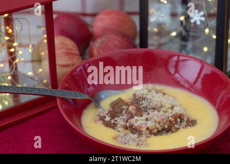 Una deliziosa porzione di frutta croccante con crema pasticcera Foto Stock