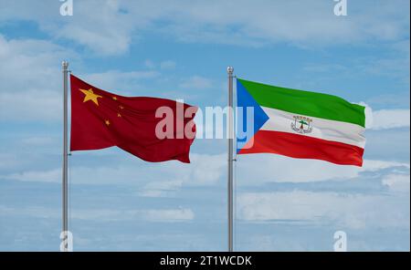 Guinea Equatoriale e Cina bandiere che sventolano insieme su cielo nuvoloso blu, concetto di relazione tra due paesi Foto Stock