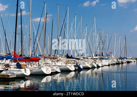 Barche a vela attraccate nel porto di Chicago, lago Michigan, Chicago, Illinois, USA Foto Stock