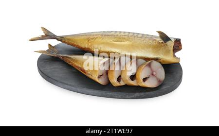 Delizioso pesce di sgombro affumicato su sfondo bianco Foto Stock