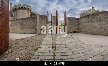 Veduta dei bastioni del Castello dei Duchi d'Aleno Foto Stock