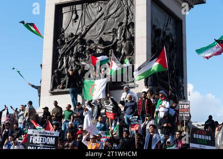 Protesta per la Palestina dopo l'escalation dell'azione militare nel conflitto della Striscia di Gaza tra Israele e Hamas. I manifestanti si sono riuniti a Trafalgar Square Foto Stock