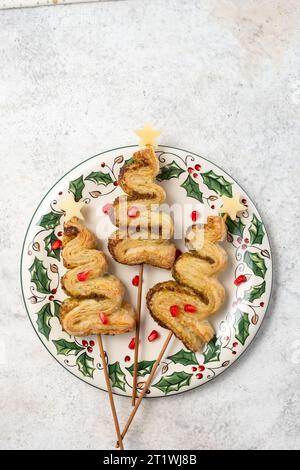 Antipasto di pasta sfoglia al pesto, albero di Natale Foto Stock