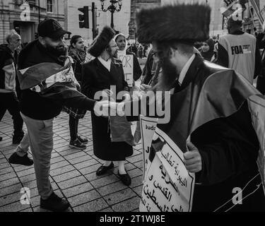 Rispetto tra ebrei e arabi alla marcia pro palestinese a Londra. Foto Stock