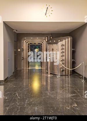 Corridoio con porte di protezione in ferro corazzato aperte presso una banca di Praga. Ceco Foto Stock