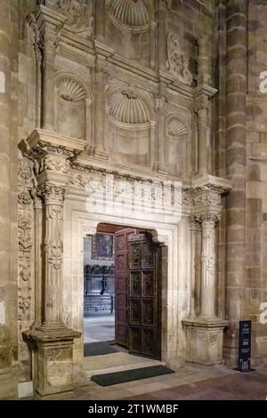 cattedrale di Santa María, città di Sigüenza, provincia di Guadalajara, comunità autonoma Castilla la Mancha, Spagna. Foto Stock