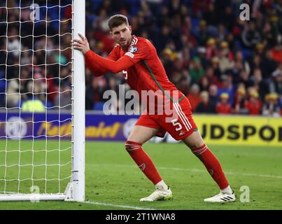 Cardiff, Regno Unito. 15 ottobre 2023. Chris Mepham del Galles si allunga durante la partita di qualificazione ai Campionati europei UEFA al Cardiff City Stadium di Cardiff. Il credito fotografico dovrebbe leggere: Darren Staples/Sportimage Credit: Sportimage Ltd/Alamy Live News Foto Stock