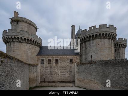 Veduta dei bastioni del Castello dei Duchi d'Aleno Foto Stock