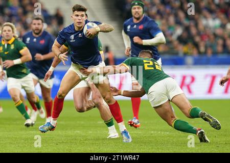 Il francese Matthieu Jalibert (a sinistra) viene affrontato dal sudafricano Handre Pollard durante la partita dei quarti di finale della Coppa del mondo di rugby 2023 allo Stade de France, Saint-Denis. Data foto: Domenica 15 ottobre 2023. Foto Stock