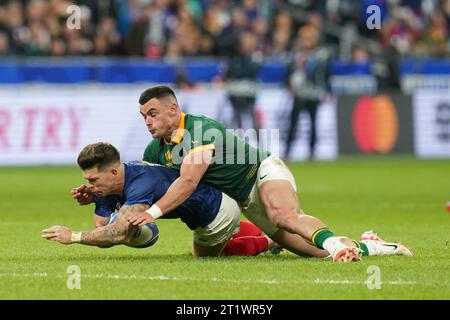 Il francese Matthieu Jalibert (a sinistra) viene affrontato dal sudafricano Jesse Kriel durante la partita dei quarti di finale della Coppa del mondo di rugby 2023 allo Stade de France, Saint-Denis. Data foto: Domenica 15 ottobre 2023. Foto Stock