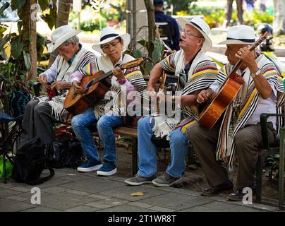 Medellin, Antioquia. Colombia - 26 gennaio 2023. Gruppo musicale tradizionale Antioquia situato a Pueblito Paisa Foto Stock