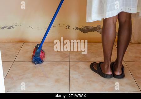 Spazzare il pavimento Foto Stock