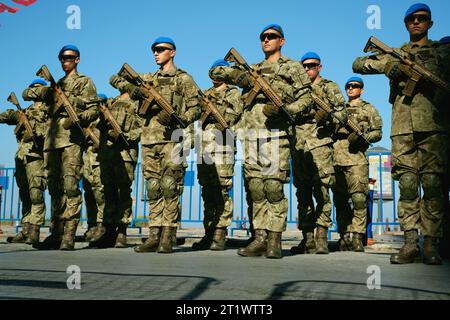 Smirne, Turchia - 30 agosto 2023: Soldati del commando turco in fila, fucili in mano, in attesa dell'inizio della cerimonia del giorno della Vittoria Foto Stock