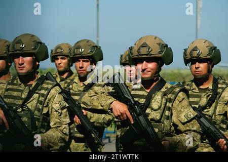 Smirne, Turchia - 30 agosto 2023: Truppe marittime anfibie, organizzate in formazione, attendono l'inizio della cerimonia del giorno della Vittoria a Smirne, esemplificando la S Foto Stock