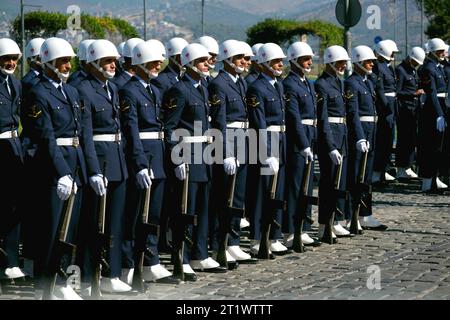 Smirne, Turchia - 30 agosto 2023: Formazione disciplinata di soldati turchi, indossando caschi bianchi e uniformi della marina, durante la cerimonia del giorno della Vittoria Foto Stock