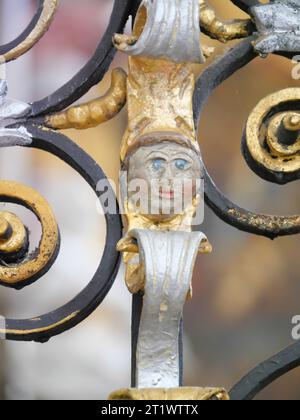 Testa in miniatura in una griglia barocca in ferro battuto nel monastero di Schöntal Foto Stock