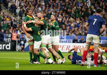 Il sudafricano Eben Etzebeth festeggia con i suoi compagni di squadra dopo aver segnato la loro quarta meta durante la partita dei quarti di finale della Coppa del mondo di rugby 2023 allo Stade de France, Saint-Denis. Data foto: Domenica 15 ottobre 2023. Foto Stock