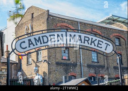 LONDRA, Regno Unito - 25 SETTEMBRE 2023: Cartello presso uno degli ingressi di Camden Market Foto Stock