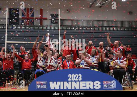 Manchester, Regno Unito. 15 ottobre 2023. National Basketball Centre, Belle Vue Arena, Kirkmanshulme Ln, Manchester, 14 ottobre 2023. Betfred Wheelchair Super League Grand Final Leeds Rhinos contro Wigan Warriors Wigan festeggia con il trofeo Wheelchair Super League. Credito: Touchlinepics/Alamy Live News Foto Stock