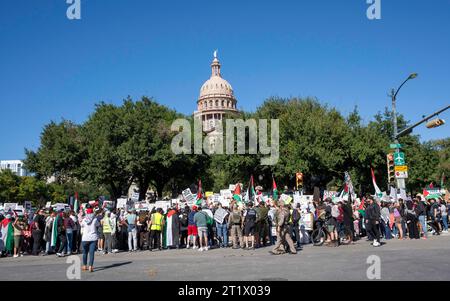 Austin, Texas, USA. 15 ottobre 2023: Il traffico davanti al Campidoglio del Texas viene fermato mentre 250 persone si radunano durante una marcia pro-Palestina verso il centro del Campidoglio del Texas. Il Dipartimento della pubblica sicurezza del Texas (DPS) ha tenuto d'occhio l'evento, separando alcuni manifestanti pro-israeliani dai sostenitori palestinesi all'evento per lo più pacifico. ©Bob Daemmrich Foto Stock