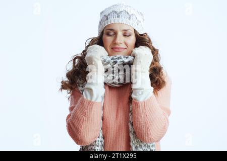 Ciao inverno. donna moderna e rilassata di 40 anni con maglione, guanti, cappello e sciarpa isolati su sfondo bianco avvolti in una sciarpa. Foto Stock