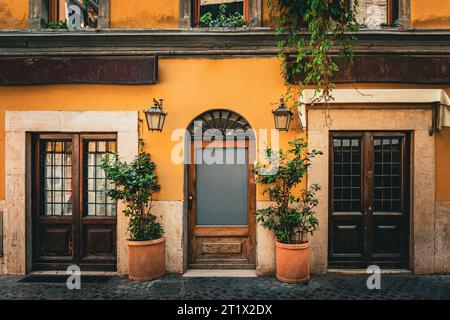 Edifici con piante in vaso a Travestere. Bella facciata Foto Stock