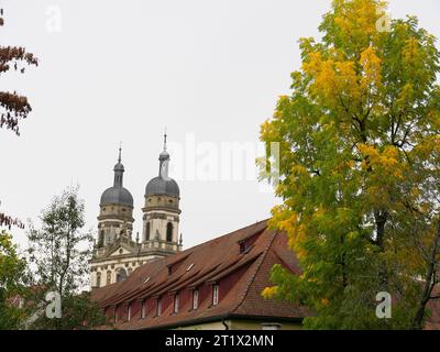 Vista delle torri e della facciata della chiesa del monastero di Schöntal nella valle di Jagst con statue Foto Stock