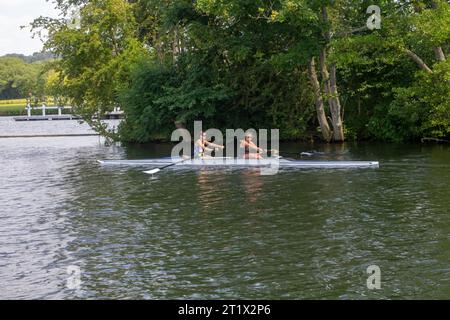 14 giugno 23 donne coppie di tescheri in addestramento sul fiume a Henley-on-Thames nell'Oxfordshire, in preparazione alla regata reale Foto Stock