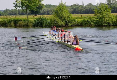 14 23 giugno un equipaggio di otto donne in coxed cranio in addestramento sul fiume a Henley-on-Thames nell'Oxfordshire, in preparazione alla regata reale Foto Stock