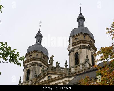 Vista delle torri e della facciata della chiesa del monastero di Schöntal nella valle di Jagst con statue Foto Stock